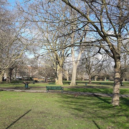 Apartment With Private Patio, And Park Across The Road (Adults Only) Londra Exterior foto