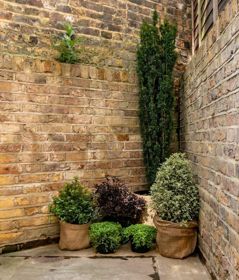 Apartment With Private Patio, And Park Across The Road (Adults Only) Londra Exterior foto