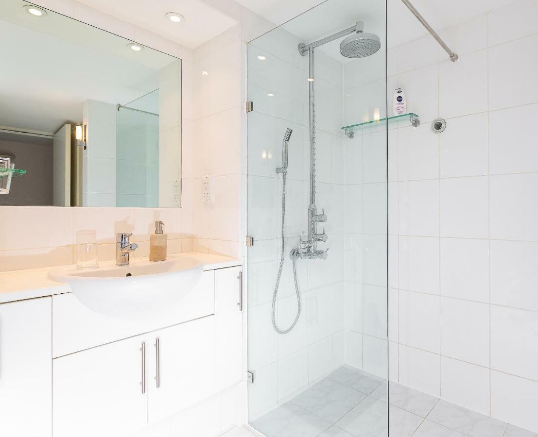Apartment With Private Patio, And Park Across The Road (Adults Only) Londra Exterior foto