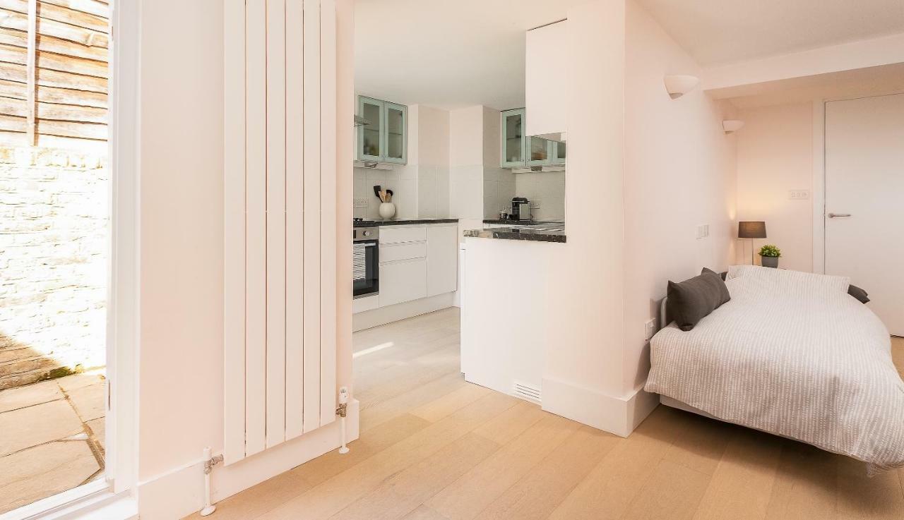 Apartment With Private Patio, And Park Across The Road (Adults Only) Londra Exterior foto